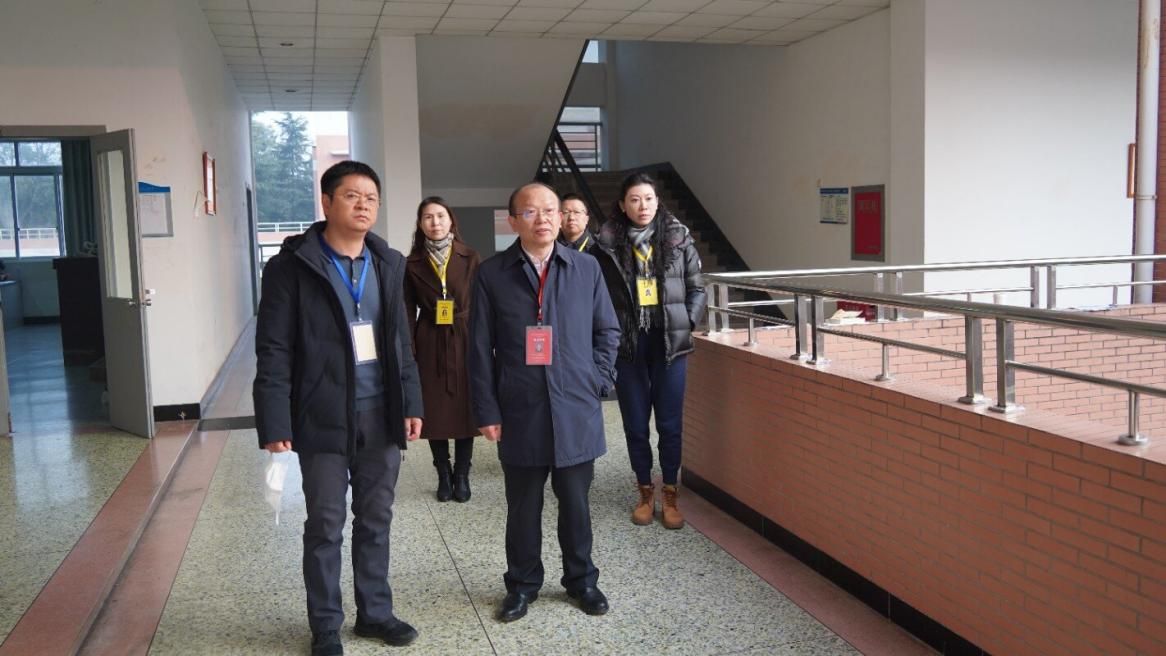 校领导巡视考场秩序 校领导巡视考场秩序